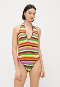 Flerfarget stripete heklet badedrakt med dyp V-hals, halterneck-design og høyt kutt på bena. Utsmykket med bølgede kanter.
