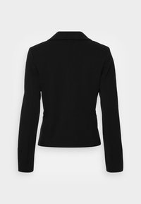 Czarna marynarka o wyraźnie zarysowanym kroju, z długimi rękawami i klapą z wcięciem. Charakteryzuje się gładką fakturą i subtelnymi detalami szwów.