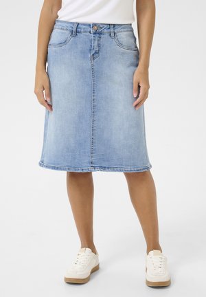 Vaaleansininen farkku A-linjainen hame, jossa on nappikiinnitys, kaksi etutaskua, näkyvä ommel ja helma, joka ulottuu polven alapuolelle.