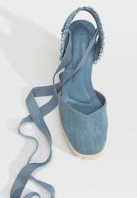 Stradivarius Sandály na vysokém podpatku - blue