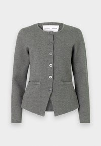 Szürke kötött kardigán, kerek nyakkivágással, elöl gombos záródással, két oldalzsebbel és testhez simuló fazonnal.