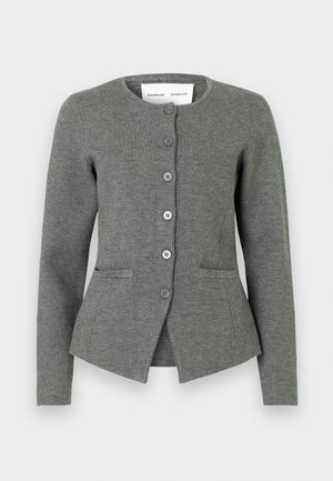 Cardigan gri tricotat, cu un decolteu rotund, închidere frontală cu nasturi, două buzunare laterale și un design ajustat.