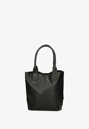 Borsa tote in pelle nera con manici robusti e arrotondati e dettaglio di cucitura diagonale alla base dei manici. Morbida texture, forma rettangolare verticale.