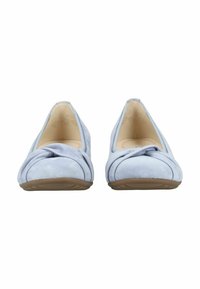 Jasnoniebieskie płaskie buty zamszowe z ozdobnym, skręconym węzłem z przodu, zaokrąglonym noskiem i teksturowaną gumową podeszwą.
