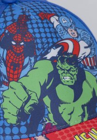 Cappello blu con personaggi in stile fumetto: Spider-Man, Hulk e Captain America. Design in tessuto con colori vivaci, motivi audaci e texture.