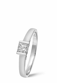 Balto zelta gredzens ar kvadrātu prinseses griezuma dimantu četru stūra iestatījumā, gluda josla ar pulētu apdari, vienkāršs dizains.