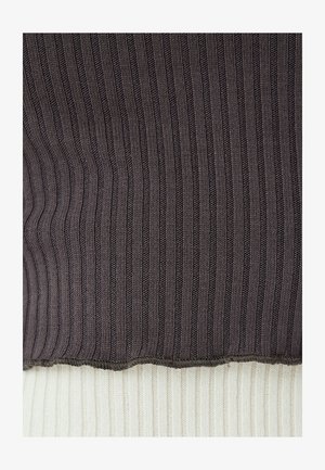 Maglione lavorato a maglia con texture a coste grigio scuro nella parte superiore, che sfuma in un tessuto a coste crema nella parte inferiore con orlo grezzo.