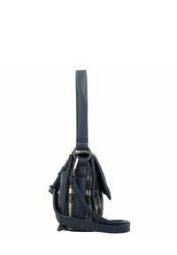 Sac à main bleu marine avec un panneau en tissu texturé, dotée d'une longue bandoulière, d'une courte poignée et d'accents en métal argenté.