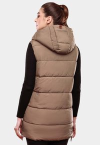 Beige Steppweste mit Kapuze, die ein gestepptes Design aufweist. Der Stoff wirkt glatt, mit einem strukturierten schwarzen Langarmoberteil darunter.