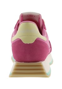 Vista trasera de una zapatilla de la marca Victoria en color rosa y crema, con una suela texturizada beige y detalles en azul verdoso.