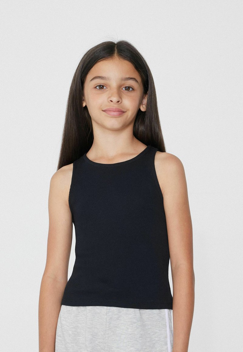 Zwarte geribbelde mouwloze tanktop met een ronde halslijn, aansluitend ontwerp en gladde textuur, gedragen met grijze shorts.