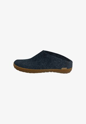 Vilt slip-on schoen in donkergrijs met een rubberen zool en een hoekig ontwerp, met een lage profiel en zonder sluitingen.