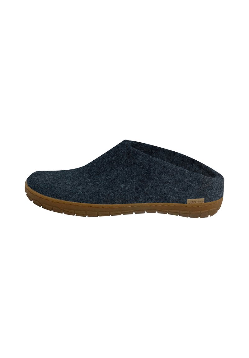 Chaussure à enfiler en feutre gris foncé avec une semelle en caoutchouc et un design angulaire, présentant un profil bas et sans fermeture.