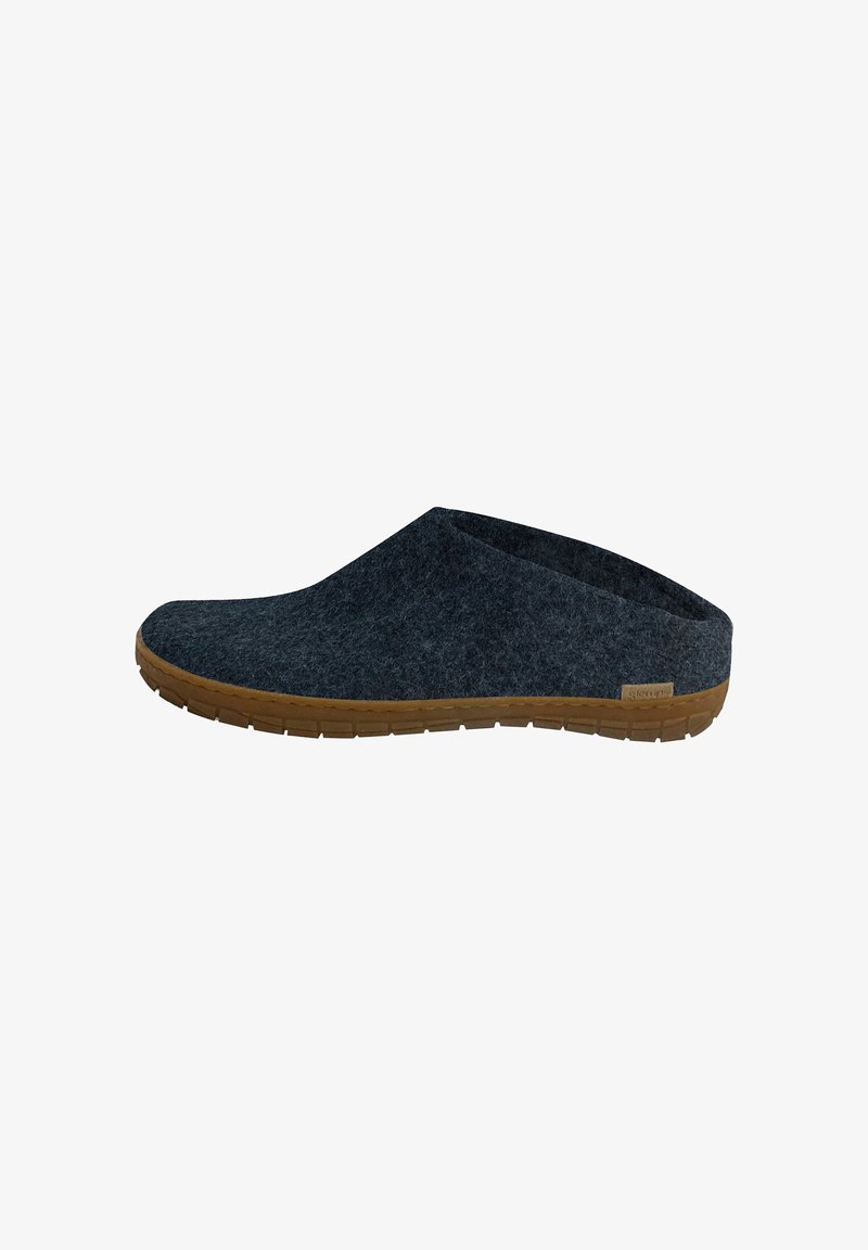 Scarpa slip-on in felt grigio scuro con suola in gomma e design angolare, caratterizzata da un profilo basso e assenza di chiusure.