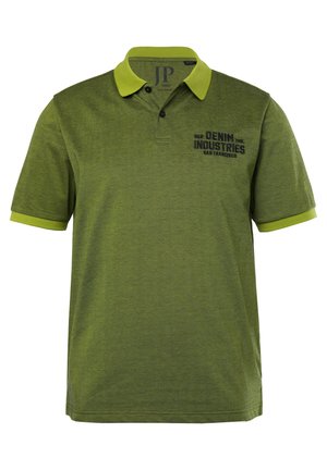 Tummanvihreä polo-paita, jossa on pehmeä rakenne, kontrastinvärinen limevihreä kaulus ja hihansuut, sekä painettu logo vasemmassa rinnassa.