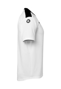 Witte sportshirt met korte mouwen, zwarte schouderaccenten en een cirkelvormig logo op de bovenarm. Gemaakt van ademend materiaal.