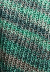 Tkana dzianina w różnych odcieniach zieleni, szarości i teal; charakteryzuje się teksturowanym wzorem z przeplatanymi stębnowaniami i puszystymi włóknami.