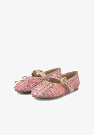 Rosa Tweed-Ballerinas mit Schleife und breitem Riemen mit großer goldener Schnalle und Ösen, flache Sohle.