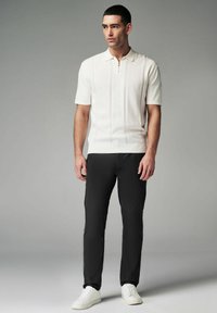 Next SLIM FIT LIGHTWEIGHT STRETCH - Chinos tipa bikses - black