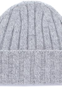 Berretto lavorato a maglia grigio con motivo a coste verticali, texture morbida e risvolto piegato nella parte inferiore. Materiale in mélange di lana liscio e caldo.