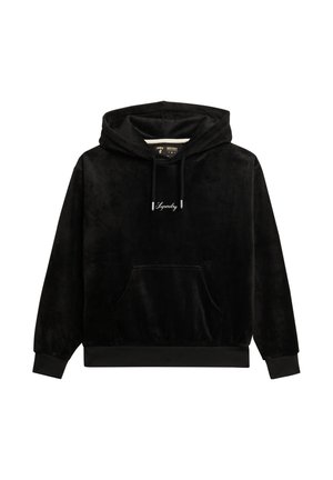 Czarna bluza z kapturem wykonana z miękkiego weluru, z przednią kieszenią, sznurkiem do regulacji kaptura oraz małym białym haftem na piersi.