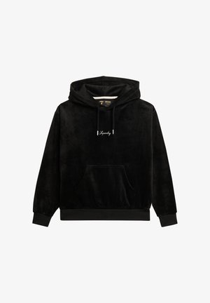 Czarna bluza z kapturem wykonana z miękkiego weluru, z przednią kieszenią, sznurkiem do regulacji kaptura oraz małym białym haftem na piersi.