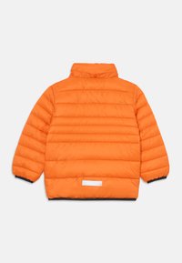 Orangene wattierte Jacke mit horizontalem Steppmuster, hohem Kragen und elastischen Bündchen. Enthält einen kontrastierenden schwarzen Saum und ein weißes Etikett-Detail.