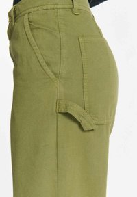 Olijfgroene broek van katoen met een gestructureerde afwerking, voorzien van zijzakken en een lusdetail aan de achterkant.