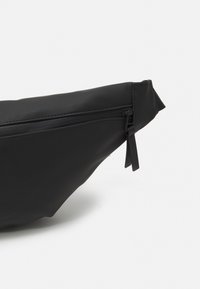 Rains BUM BAG UNISEX - Torbica za okoli pasu - black