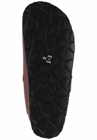 Czarna gumowa podeszwa buta z teksturowanym, trójkątnym wzorem. Wytłoczona z napisem „WYPRODUKOWANO W HISZPANII” oraz rozmiarem buta „41” w celu identyfikacji.