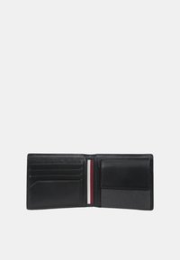 Portafoglio in pelle nera con più slot per schede, un vano per contanti e una sezione per le banconote, caratterizzato da un accentuazione a righe e una superficie liscia.