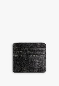 Portaf tarjetas de piel negra con textura agrietada, que cuenta con cuatro ranuras para tarjetas y un diseño minimalista. Sin logos ni adornos visibles.