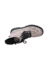Bottines de combat à motif serpent beige et noir avec des lacets noirs et une semelle épaisse noire, vues de dessus sur un fond blanc.
