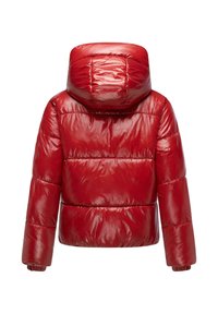 Chaqueta acolchada roja con un acabado brillante, que presenta una capucha, puños elásticos y un diseño corto con secciones de acolchado para añadir textura.
