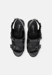 Schwarze Leder-Sandalen mit zwei verstellbaren Schnallen, offenes Design an den Zehen und einer glatten Textur. Die Marke ist auf der Innensohle sichtbar.