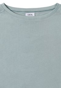 Lichtblauw katoenen t-shirt met een ronde hals, met een soepele textuur en minimale stiksels. Etiket leest "CECIL."