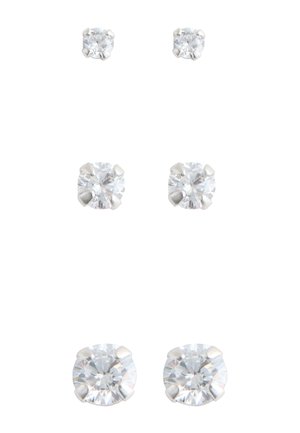 Drei Paar runde Ohrstecker mit klaren Edelsteinen in kleinen, mittleren und großen Größen auf weißem Hintergrund.