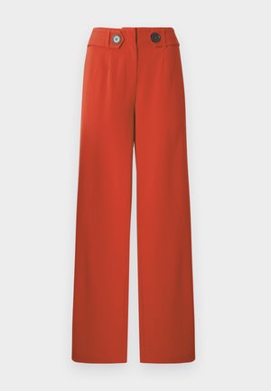 Punaiset leveälahkeiset housut, joissa on sileä pinta, kaksi etunappia ja muotoiltu vyötärölinja. Klassinen malli, jossa on minimalistinen estetiikka.