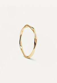Gulvriden ring med en slät, polerad yta och oregelbunden oval form, som framhäver en reflekterande finish och organisk design.