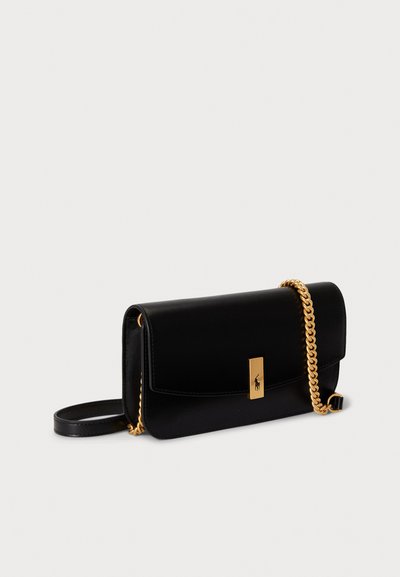 Zwarte leren crossbodytas met een goudkleurige kettingriem, rechthoekige vorm, gladde textuur en een gouden sluiting met een logo.