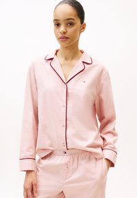 Set de pijama roz deschis, compus dintr-o cămașă cu nasturi și guler, cu detalii de piping maron contrastant și pantaloni cu talie elastică, având detalii cu logo.