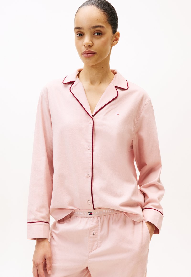 Set de pijama roz deschis, compus dintr-o cămașă cu nasturi și guler, cu detalii de piping maron contrastant și pantaloni cu talie elastică, având detalii cu logo.
