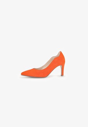 Pompe à talons aiguilles en daim orange avec un bout pointu et un talon stiletto de 7,5 cm. Texture lisse et design minimaliste.