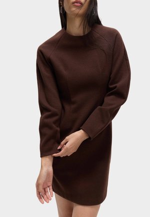 Brun, figursyet kjole lavet af tekstureret stof, med lange ærmer, rund halsudskæring og et minimalistisk, rent design.