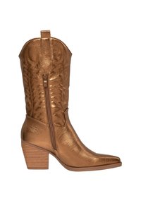Bota vaquera metálica de bronce con punta afilada, cremallera lateral y tacón cuadrado que presenta surcos horizontales para textura.