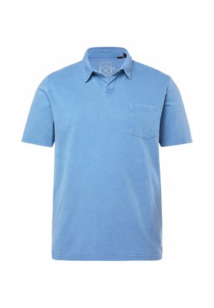 Lyseblå kortærmet polo med krave og brystlomme, vist på en hvid baggrund.