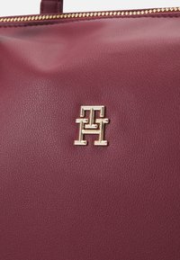 Tommy Hilfiger POPPY REFORM TOTE - Pirkinių krepšys - rouge