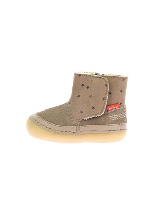 Botte d'enfants tan avec motif d'étoiles, doublure douce, zip latéral, semelle en caoutchouc et couture décorative le long du bord supérieur.