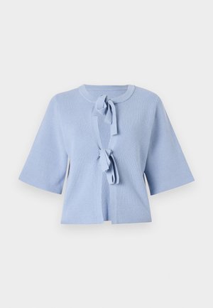 Cardigan en tricot bleu clair à manches courtes, avec un col rond et une fermeture à nouer à l'avant. Tissu texturé avec des détails à côtes.