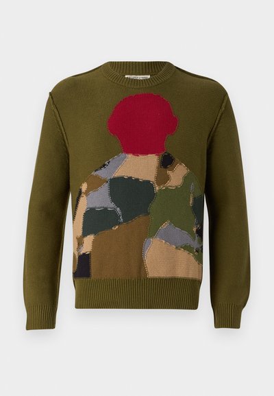 Pulover tricotat de culoare verde măslin, cu un design dintr-un mozaic multicolor, având accente roșii, maronii și gri. Gât rotund clasic și manșete ribant.